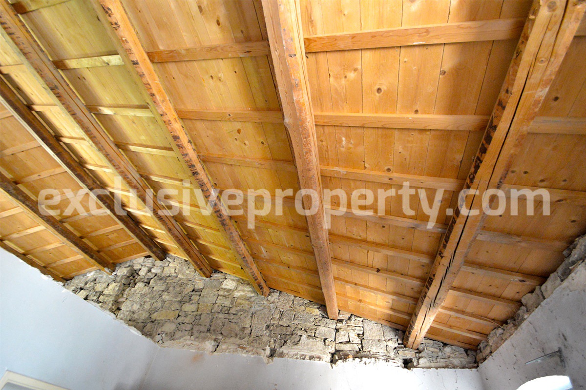 Typical Italian stone house for sale in Abruzzo - Fraine 11