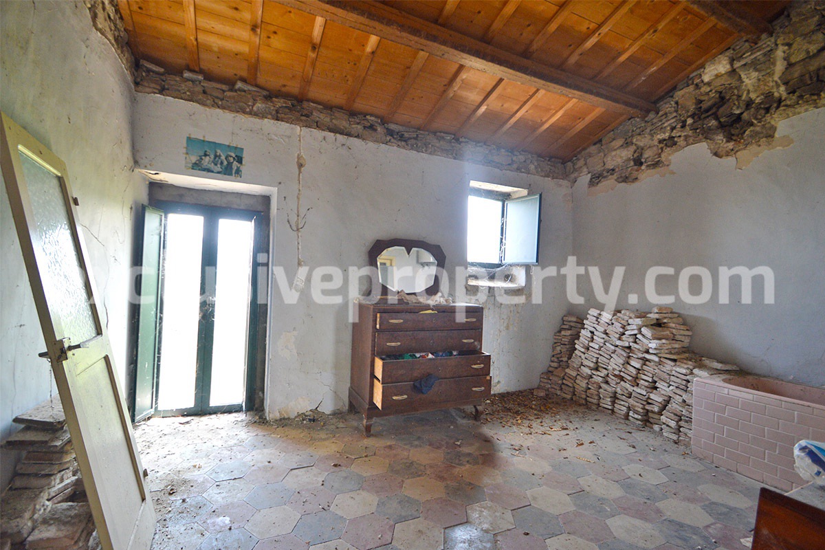 Typical Italian stone house for sale in Abruzzo - Fraine 13