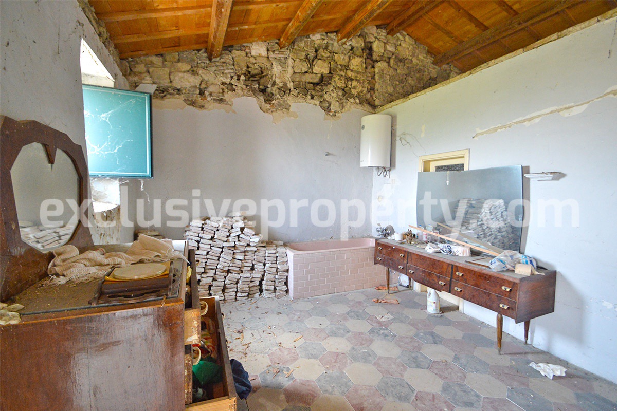 Typical Italian stone house for sale in Abruzzo - Fraine 17