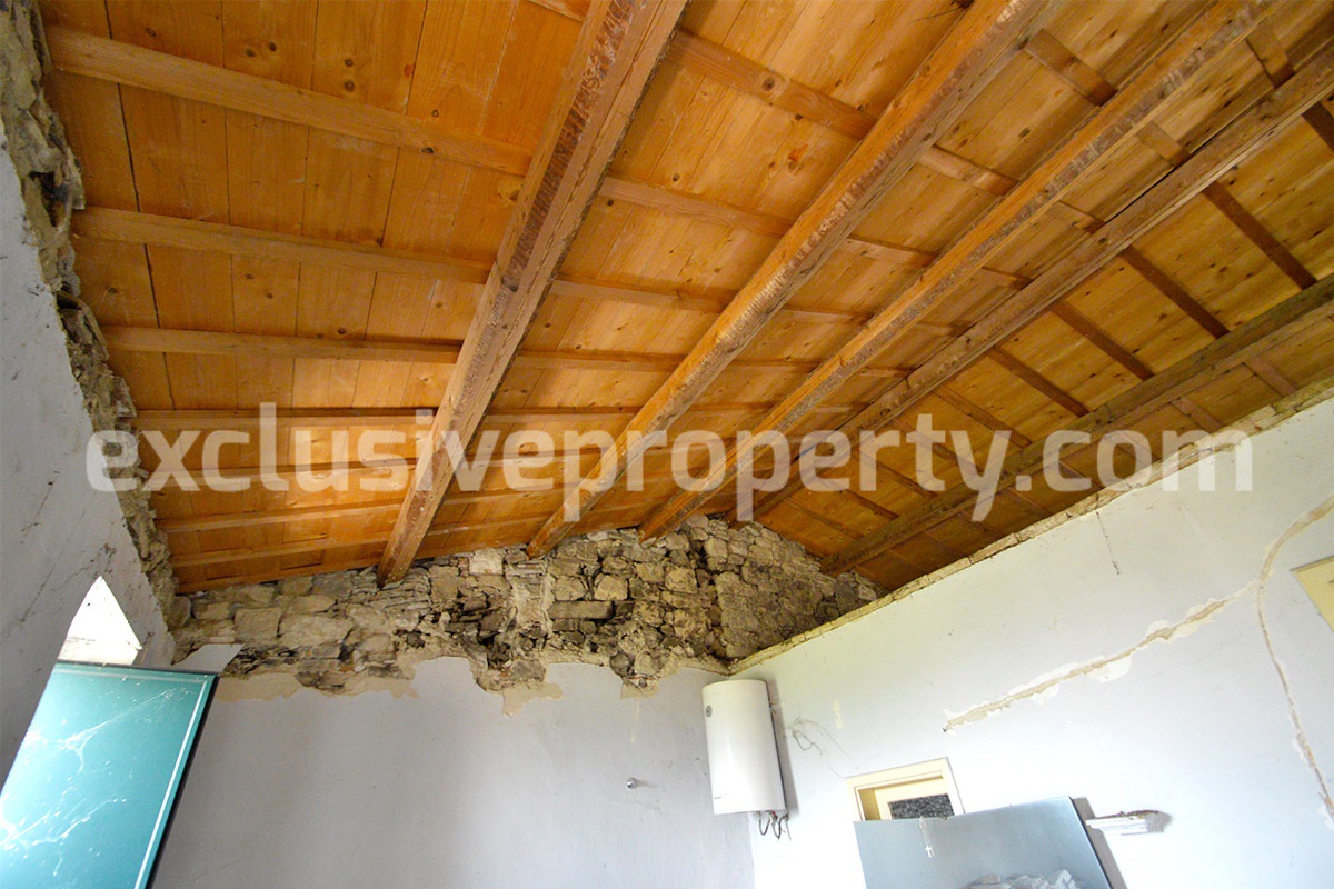 Typical Italian stone house for sale in Abruzzo - Fraine 19