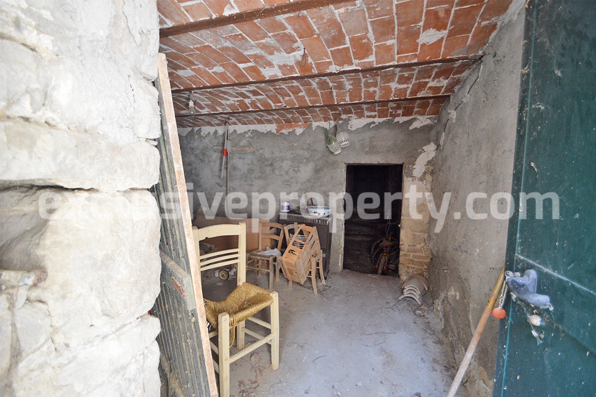 Typical Italian stone house for sale in Abruzzo - Fraine 20