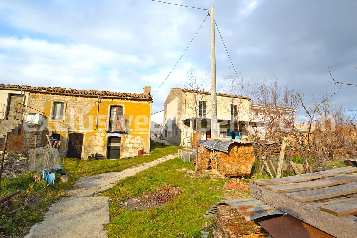 Two buildings with garden and stone henhouse for sale in Abruzzo 1
