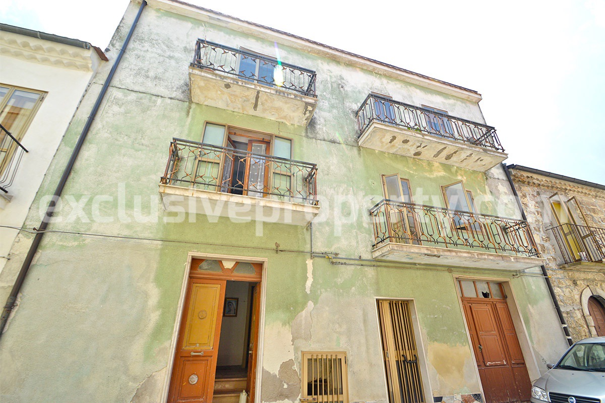 Spacious town house dating back begin of 900 for sale in Palata - historic center 1