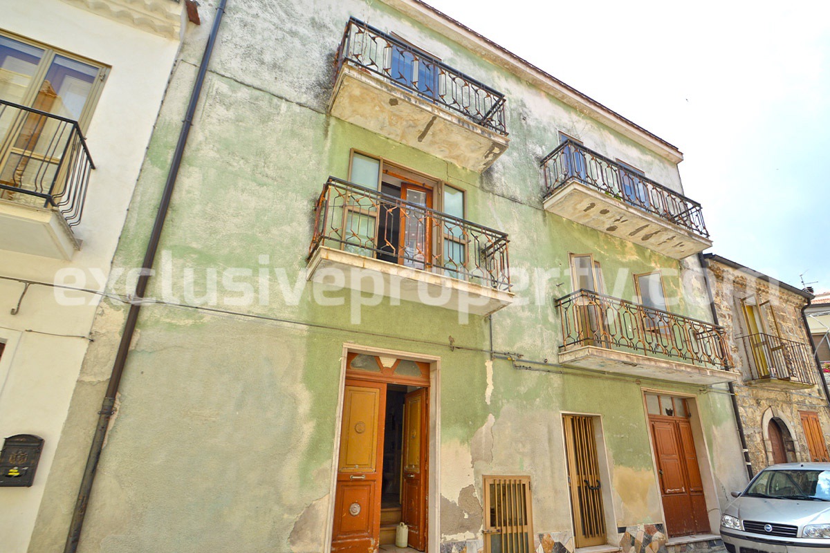 Spacious town house dating back begin of 900 for sale in Palata - historic center 2