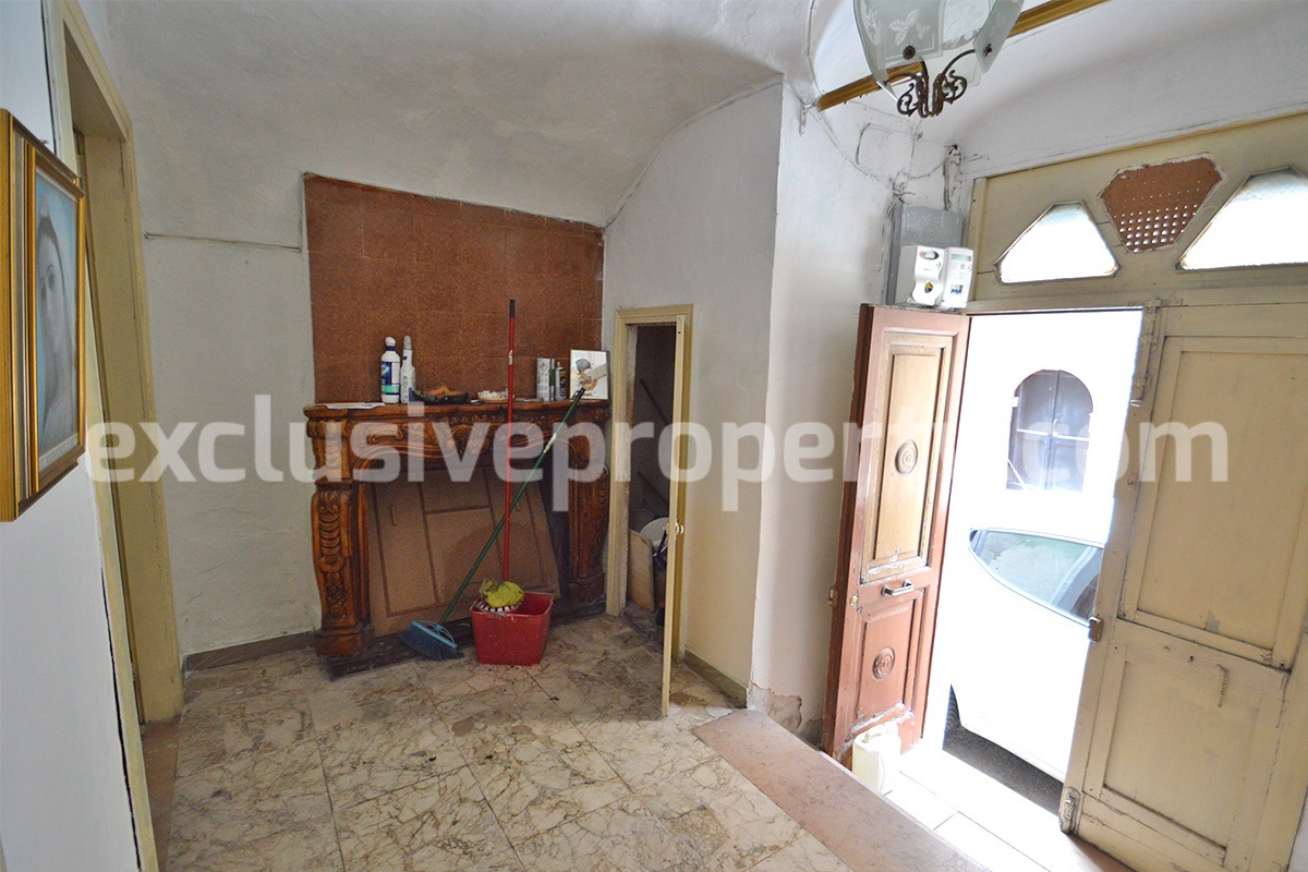 Spacious town house dating back begin of 900 for sale in Palata - historic center 3