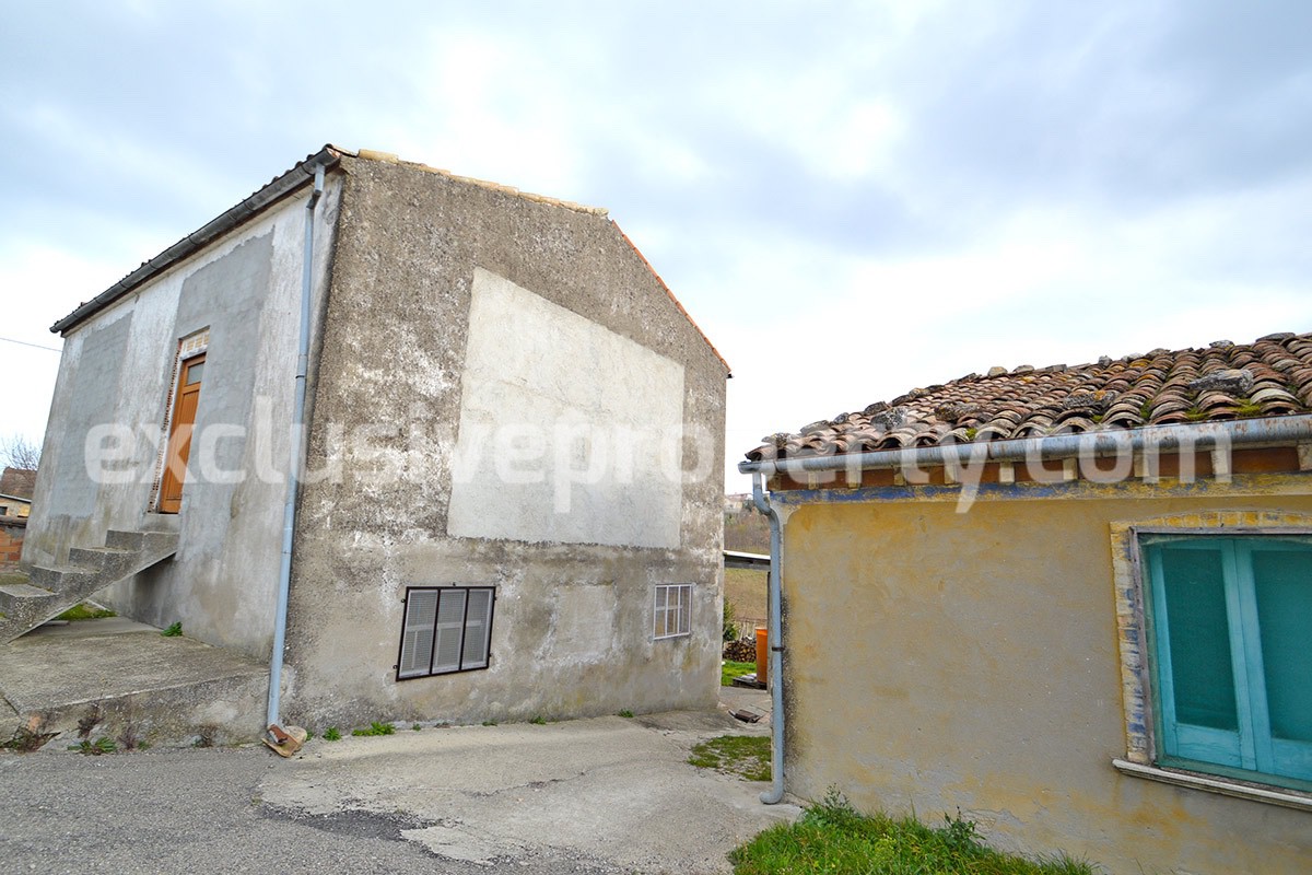 Two buildings with garden and stone henhouse for sale in Abruzzo