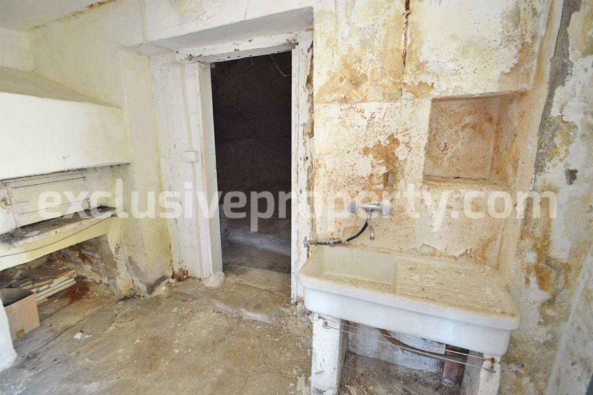 Inexpensive stone house with panoramic view for salwe in Molise 20