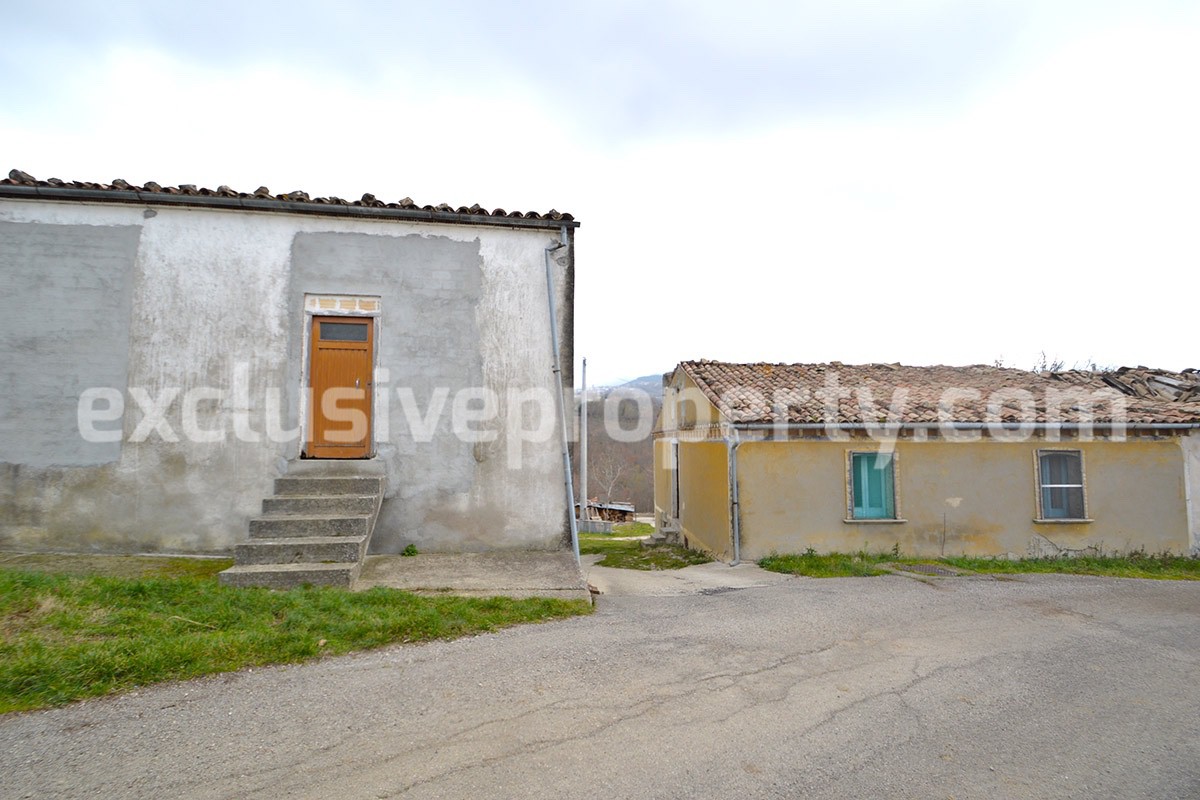 Two buildings with garden and stone henhouse for sale in Abruzzo