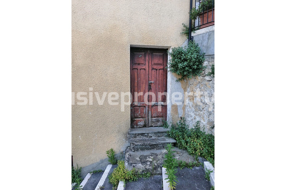 Cheap town house to renovate with garage for sale in Carunchio - Abruzzo