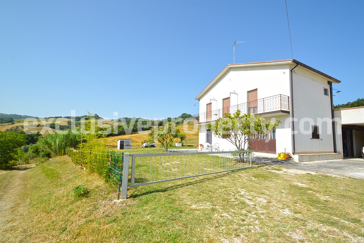 Country house with land garage and terrace for sale in Molise