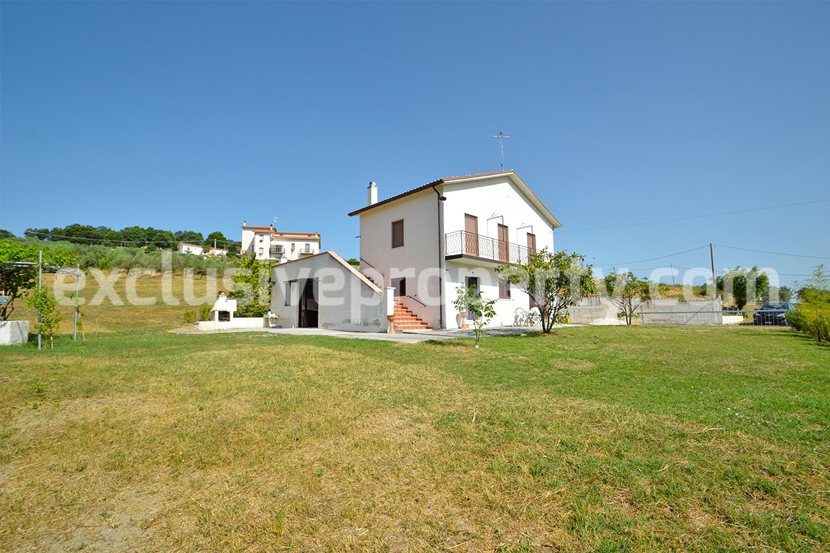 Country house with land garage and terrace for sale in Molise 5