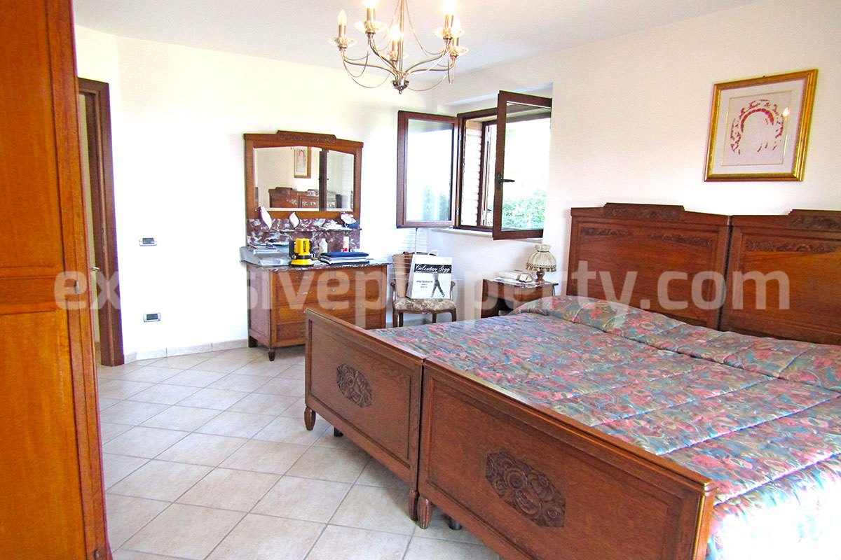 Habitable villa with terraces and garden for sale Molise 37