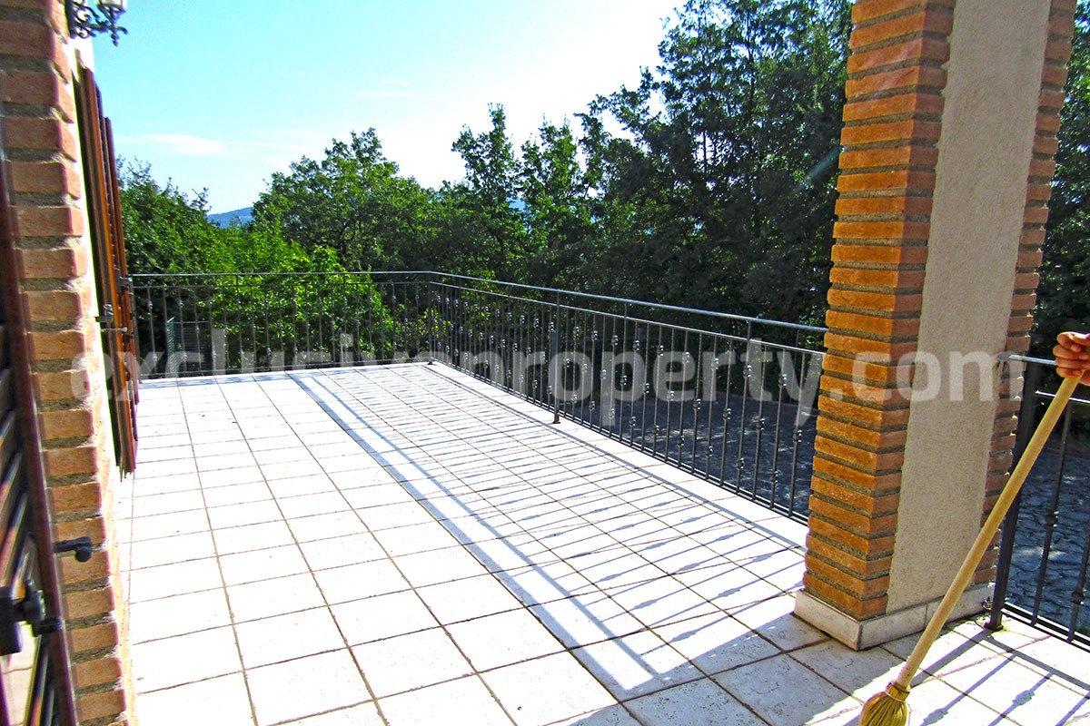 Habitable villa with terraces and garden for sale Molise 30