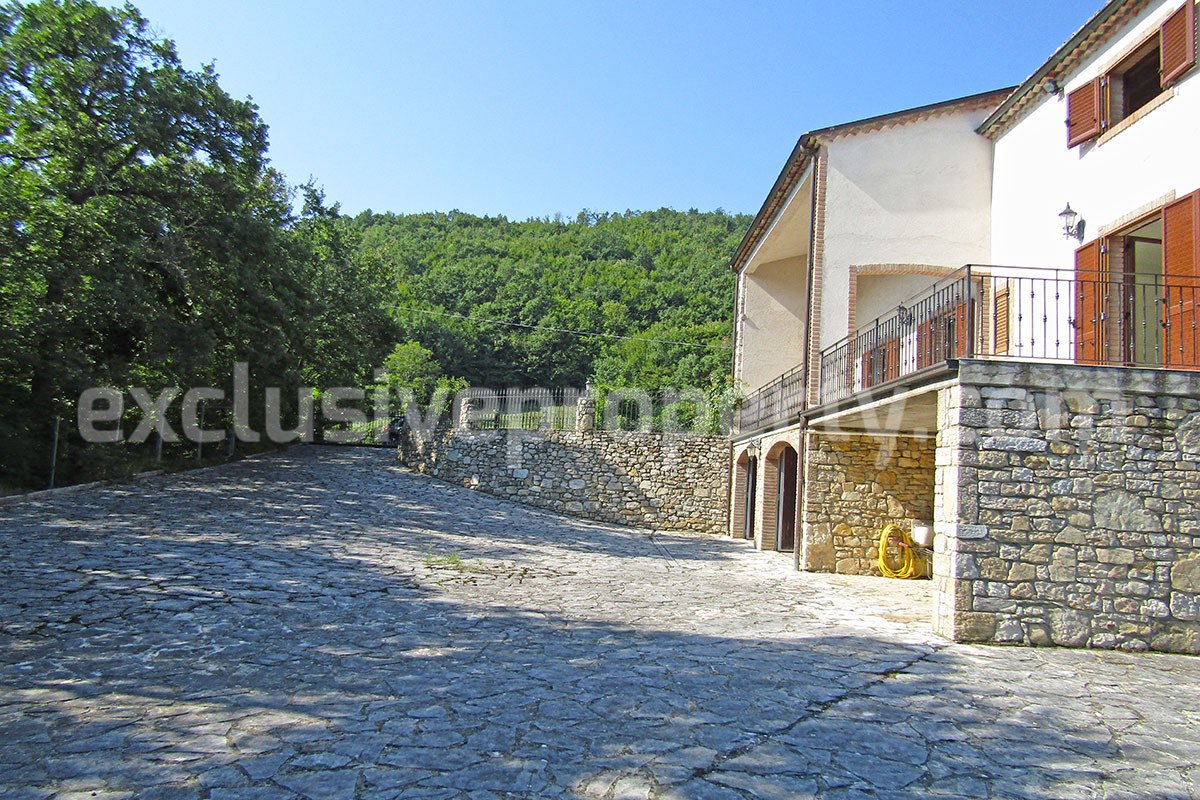 Habitable villa with terraces and garden for sale Molise 7