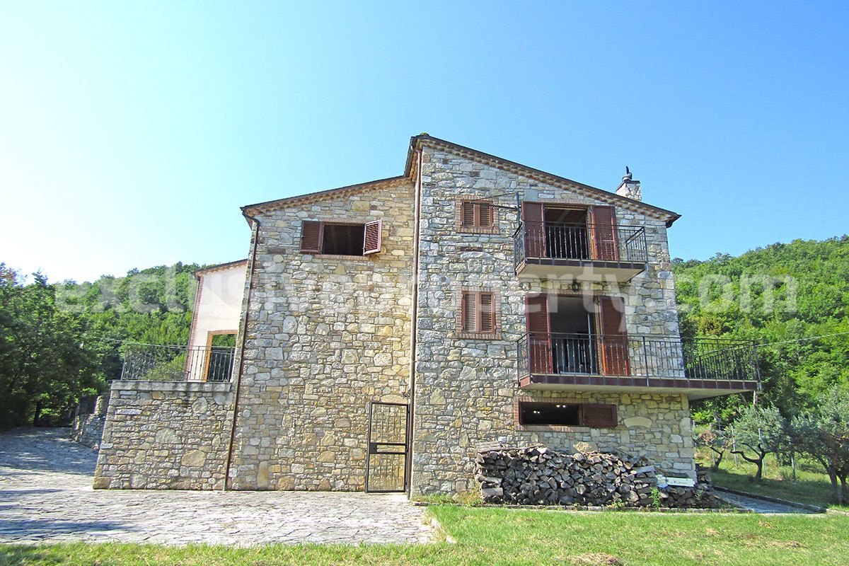 Habitable villa with terraces and garden for sale Molise 2