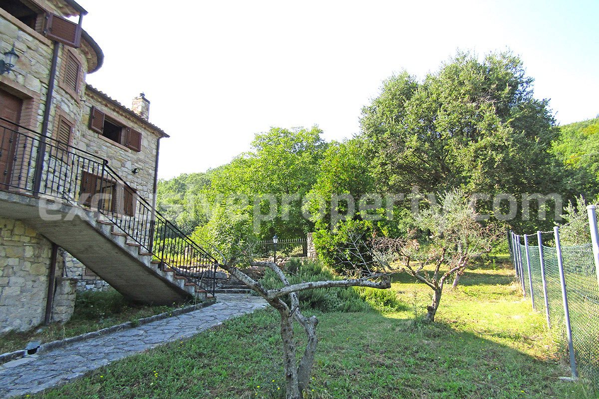 Habitable villa with terraces and garden for sale Molise 10