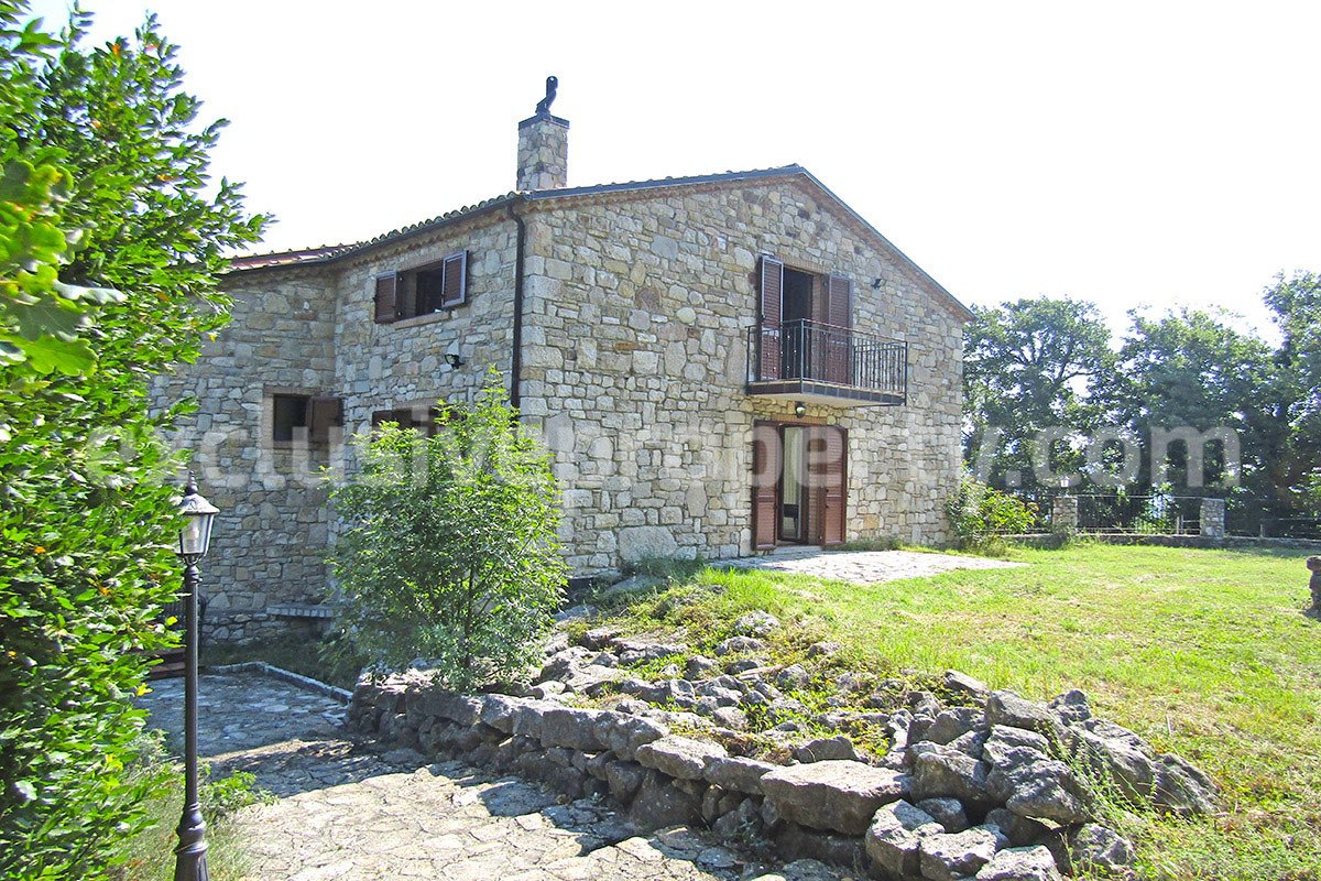 Habitable villa with terraces and garden for sale Molise