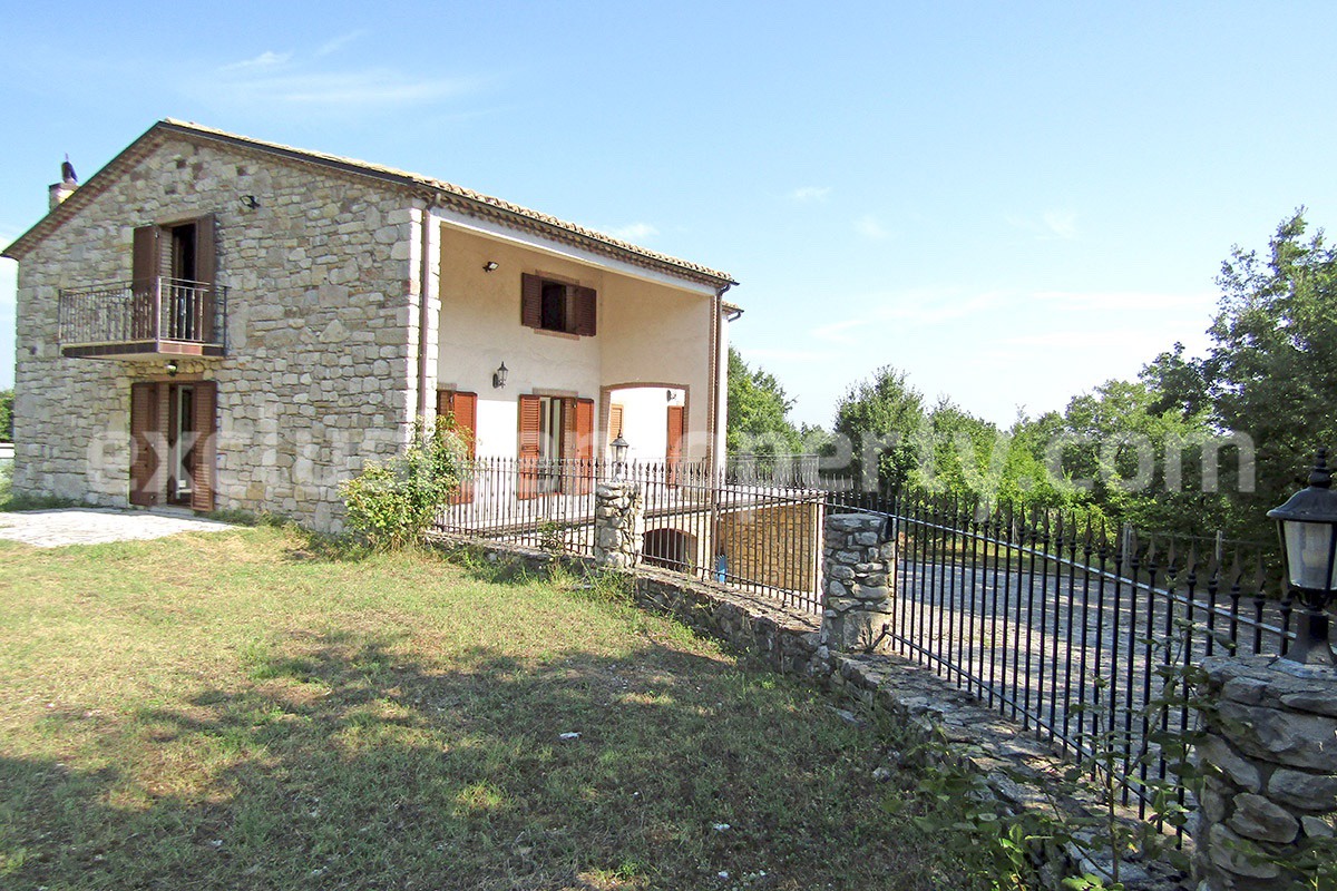 Habitable villa with terraces and garden for sale Molise 17