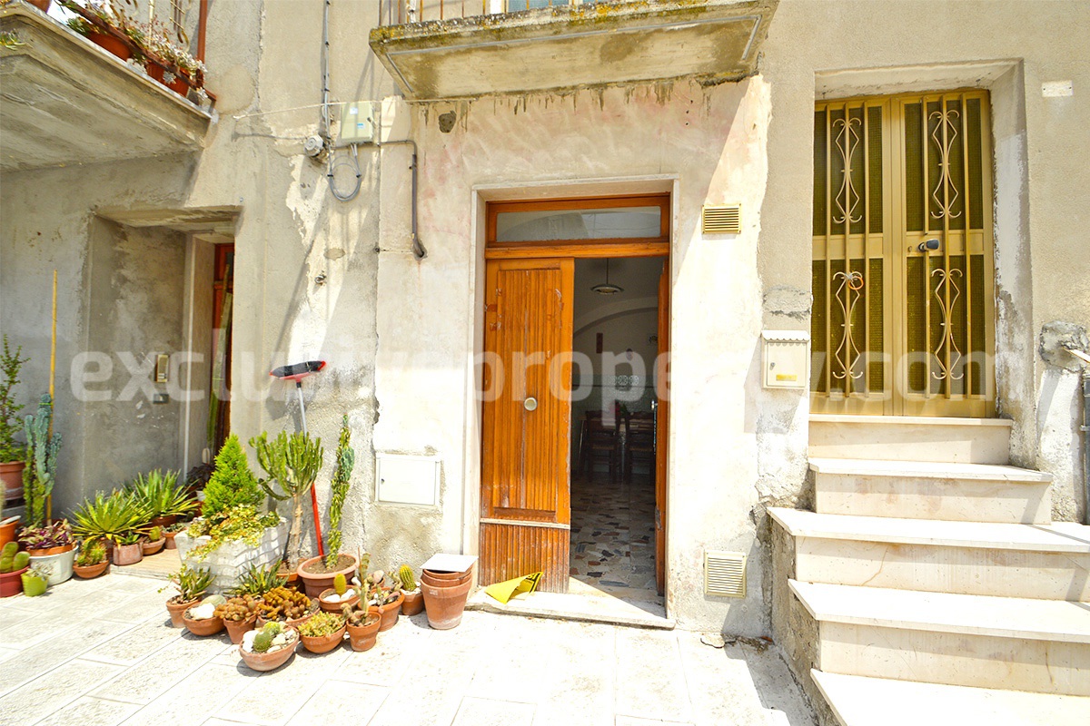 Habitable town house with garden for sale in Tavenna - Molise