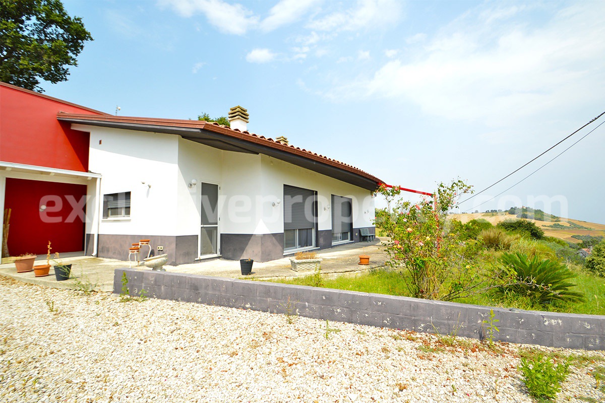 Modern style villa with garden on top of a hill in Molise for sale in Tavenna