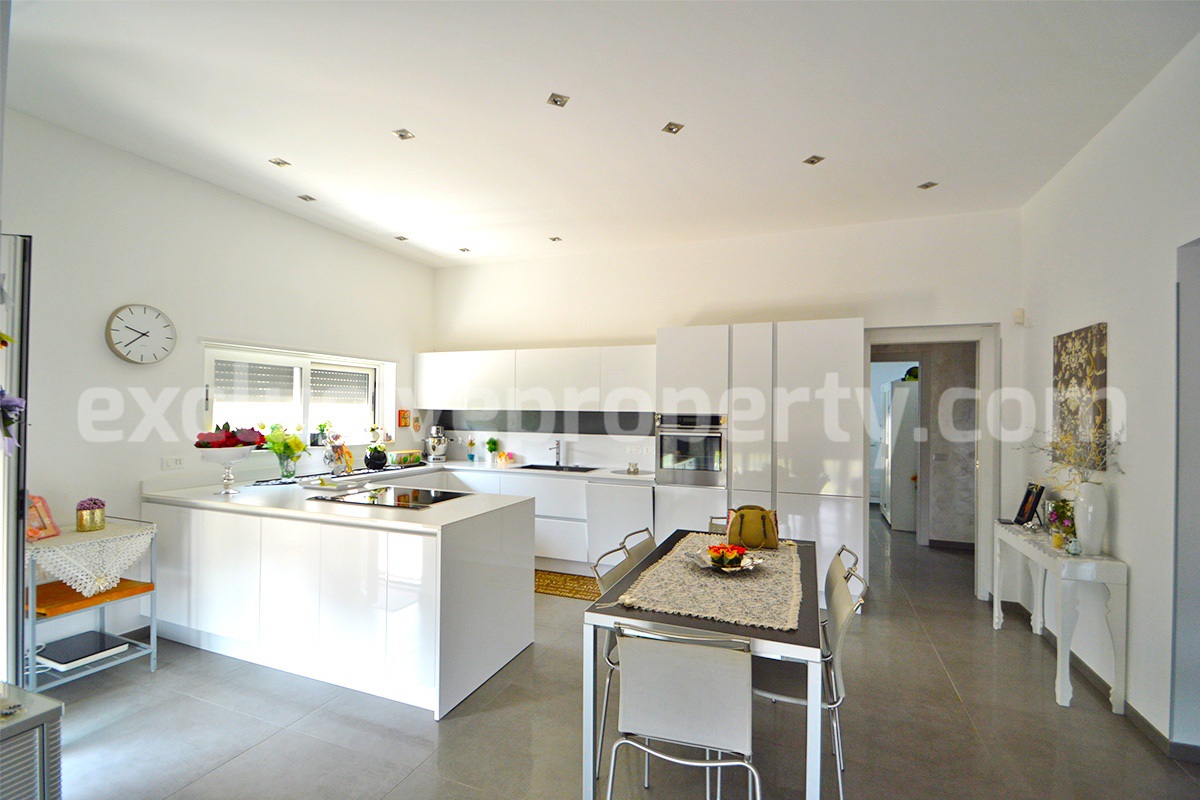 Modern style villa with garden on top of a hill in Molise for sale in Tavenna 6