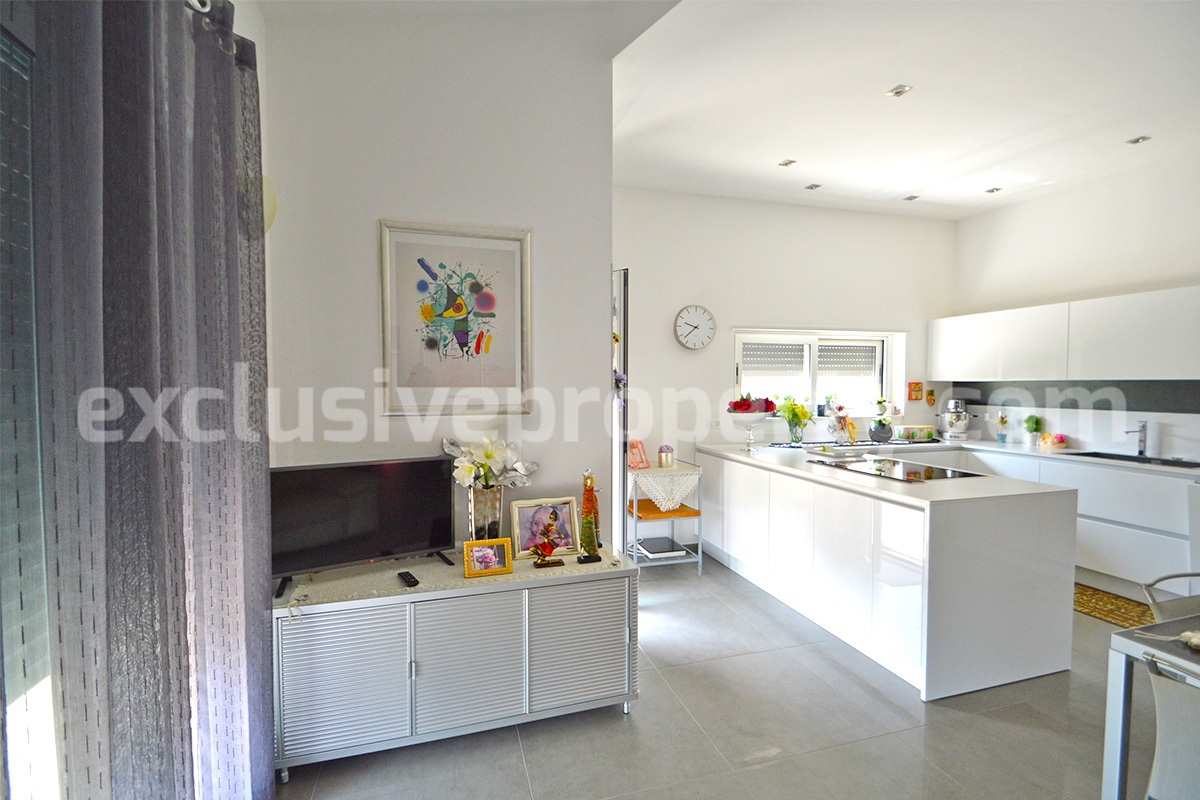 Modern style villa with garden on top of a hill in Molise for sale in Tavenna 8