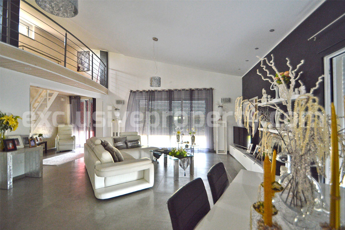 Modern style villa with garden on top of a hill in Molise for sale in Tavenna 16