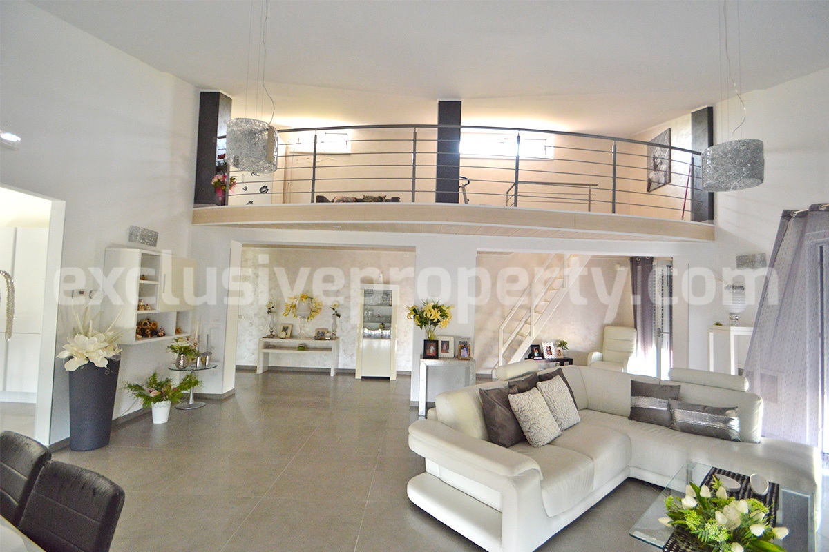 Modern style villa with garden on top of a hill in Molise for sale in Tavenna 17