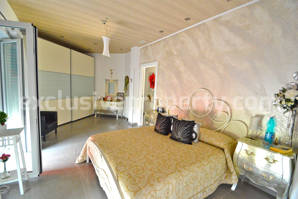 Modern style villa with garden on top of a hill in Molise for sale in Tavenna 34