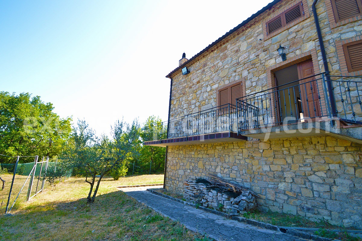 Habitable villa with terraces and garden for sale Molise 3
