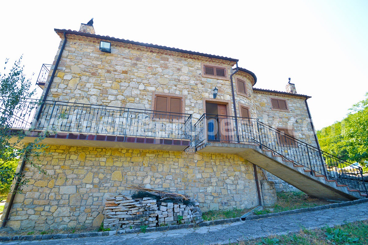 Habitable villa with terraces and garden for sale Molise 11