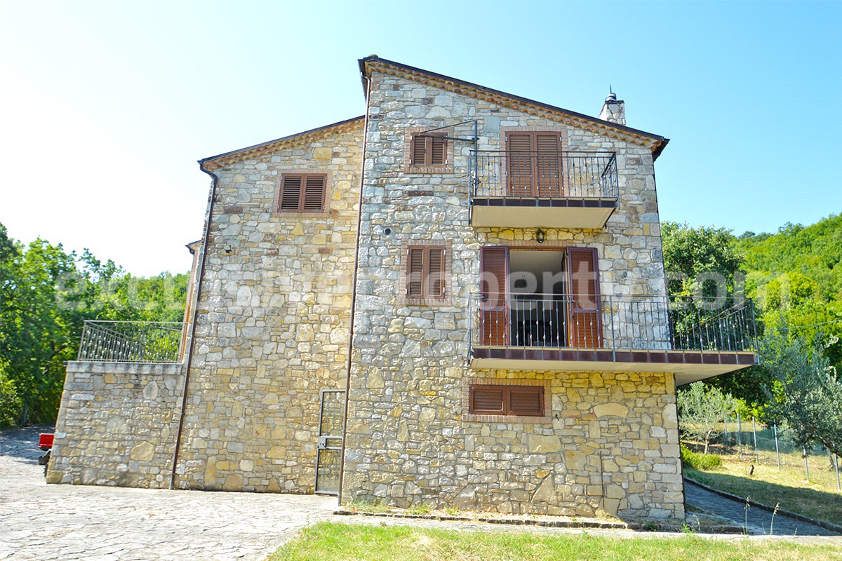 Habitable villa with terraces and garden for sale Molise 9
