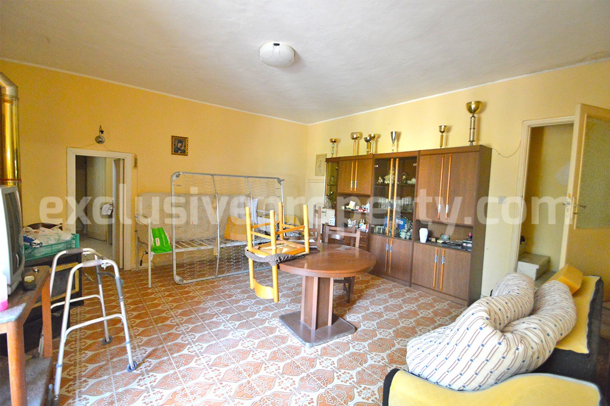 Detached house in good condition with garage and land for sale in Atessa