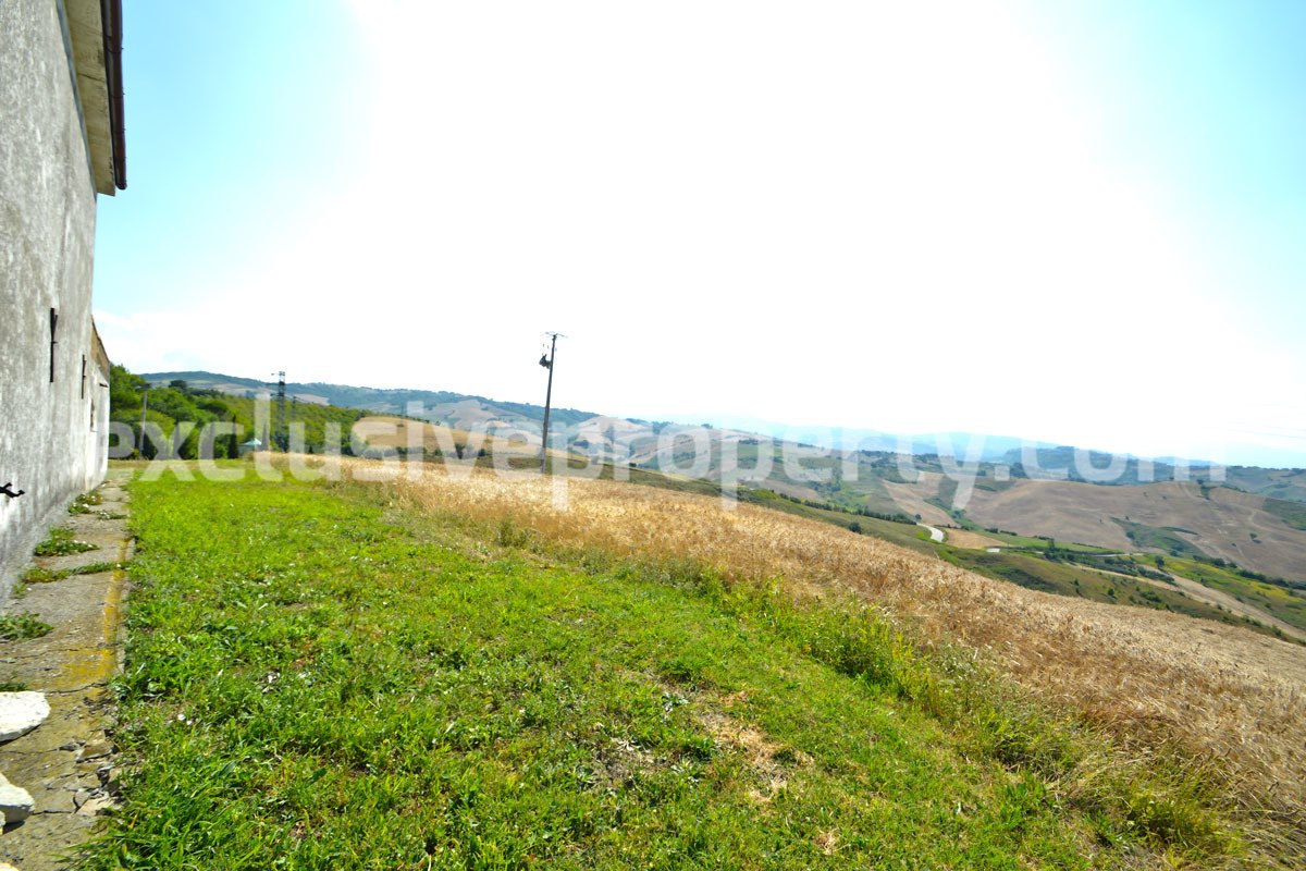 Detached house with land and large terrace valley view for sale in Italy