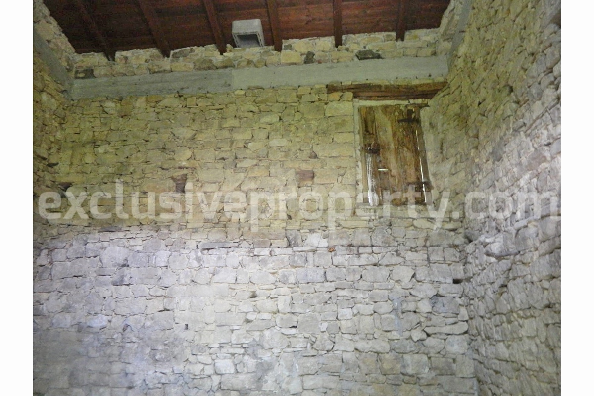 Stone house located in the countryside of Guilmi for sale in Abruzzo region