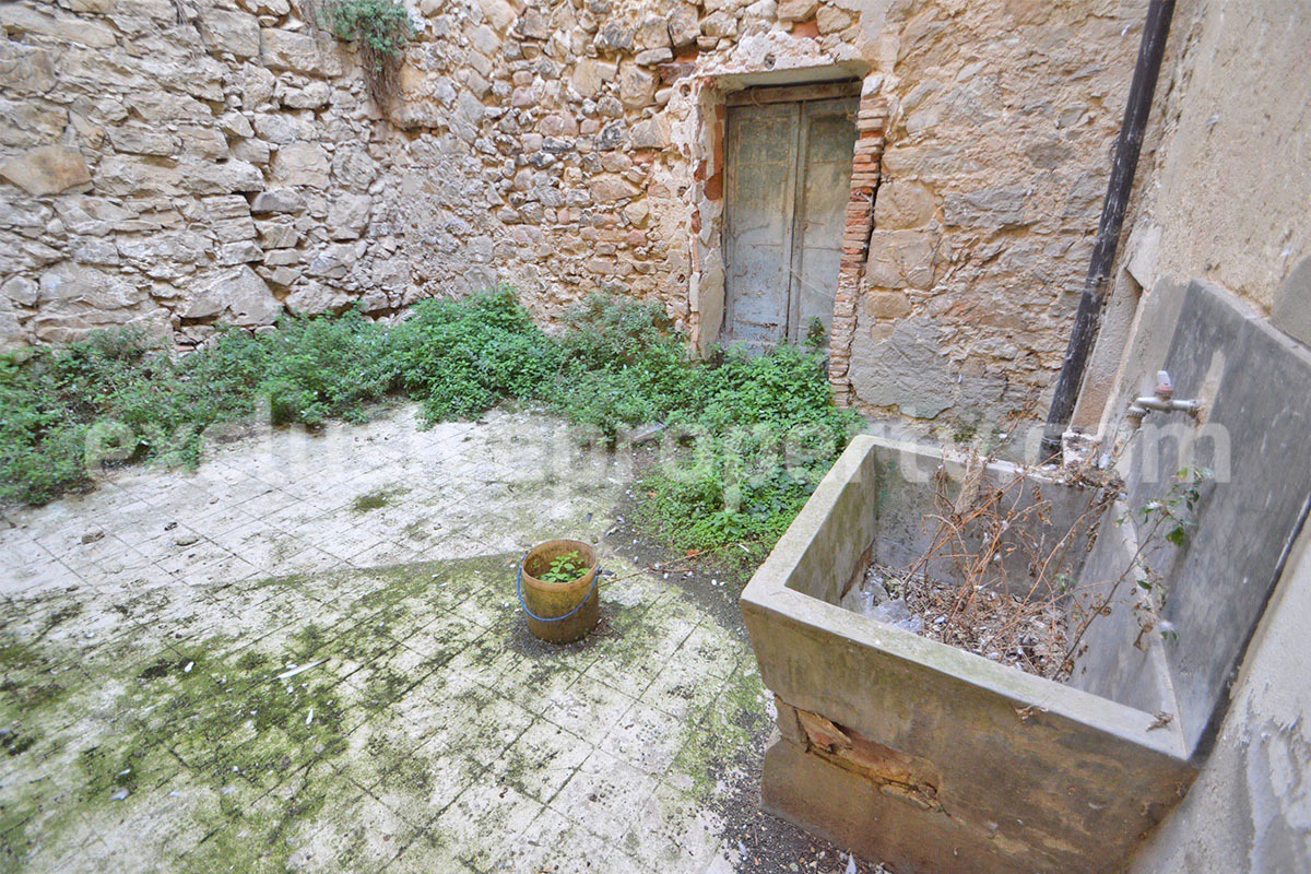 Historic stone building from the end of the 19th century for sale in Abruzzo