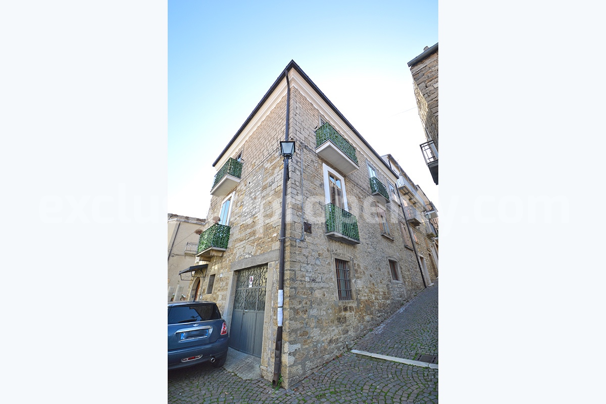 Stone house with garage and with original period floors for sale Molise
