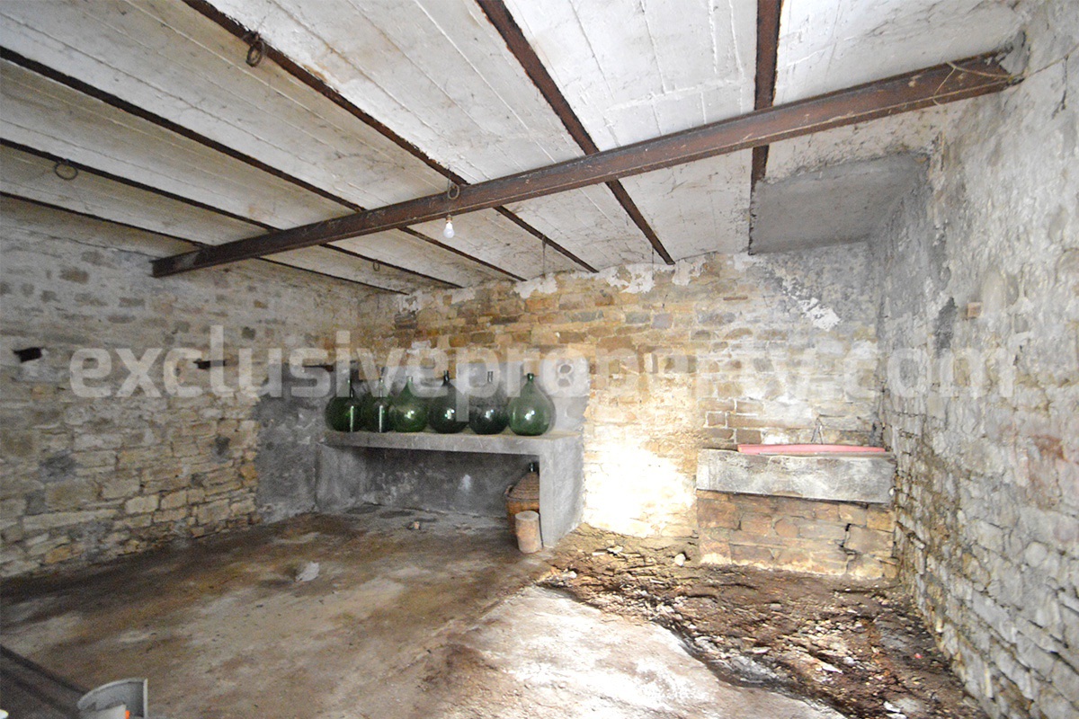 Stone house with garage and with original period floors for sale Molise