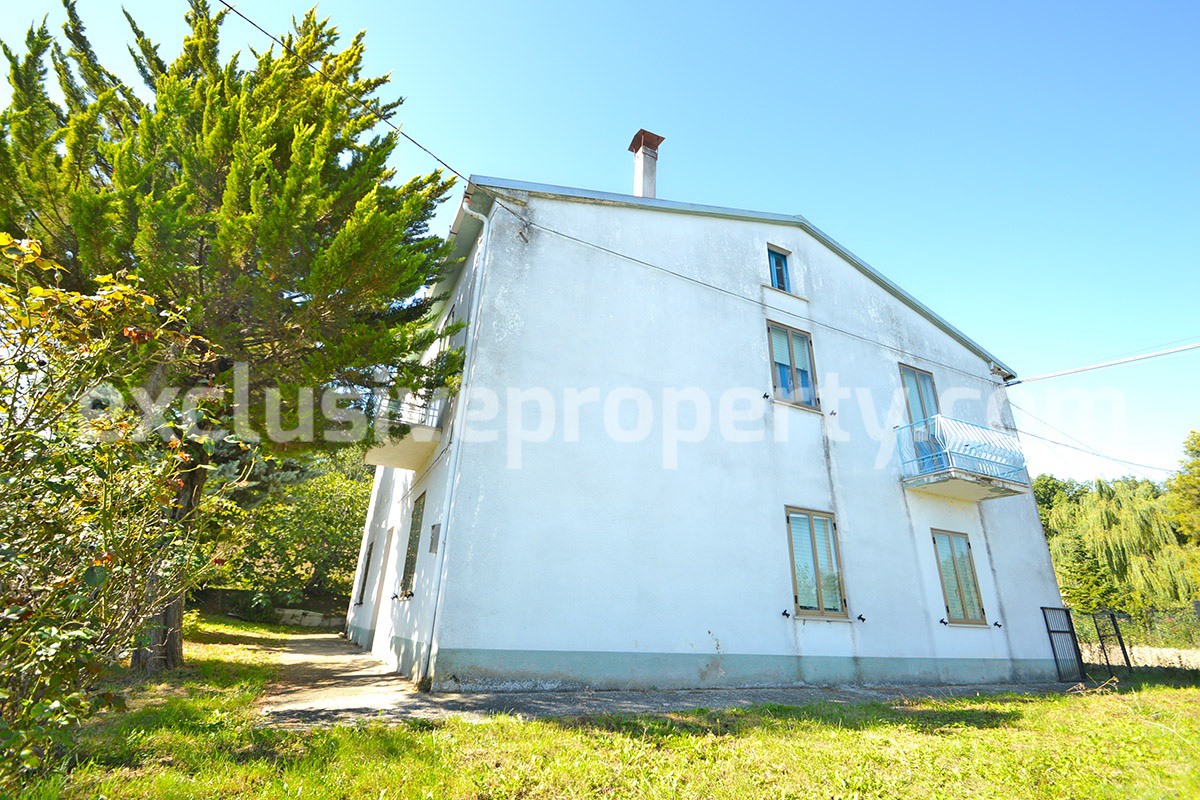 Spacious house with land and garage for sale in the Abruzzo Region 3