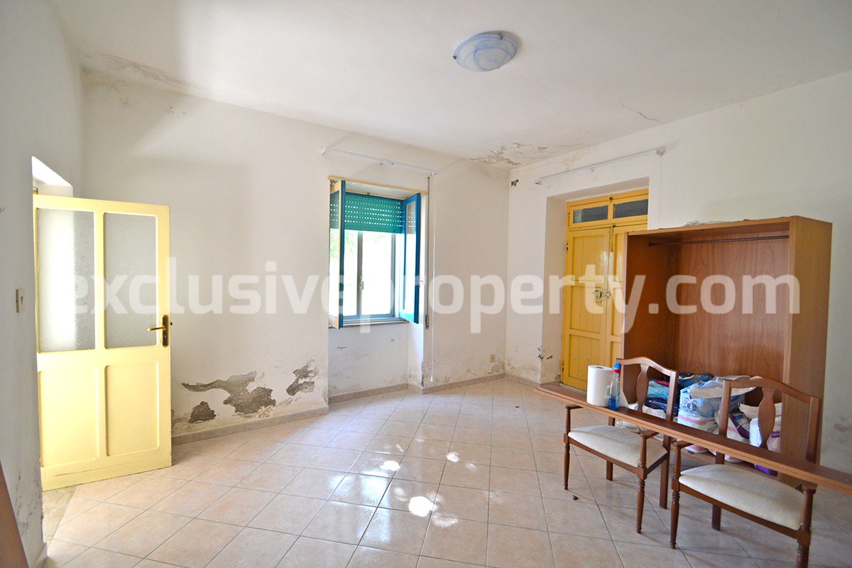 Spacious house with land and garage for sale in the Abruzzo Region 6
