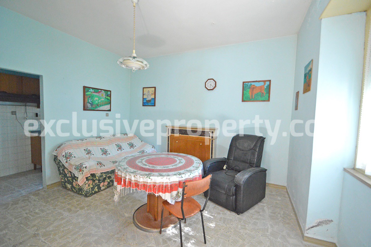 Spacious house with land and garage for sale in the Abruzzo Region 9