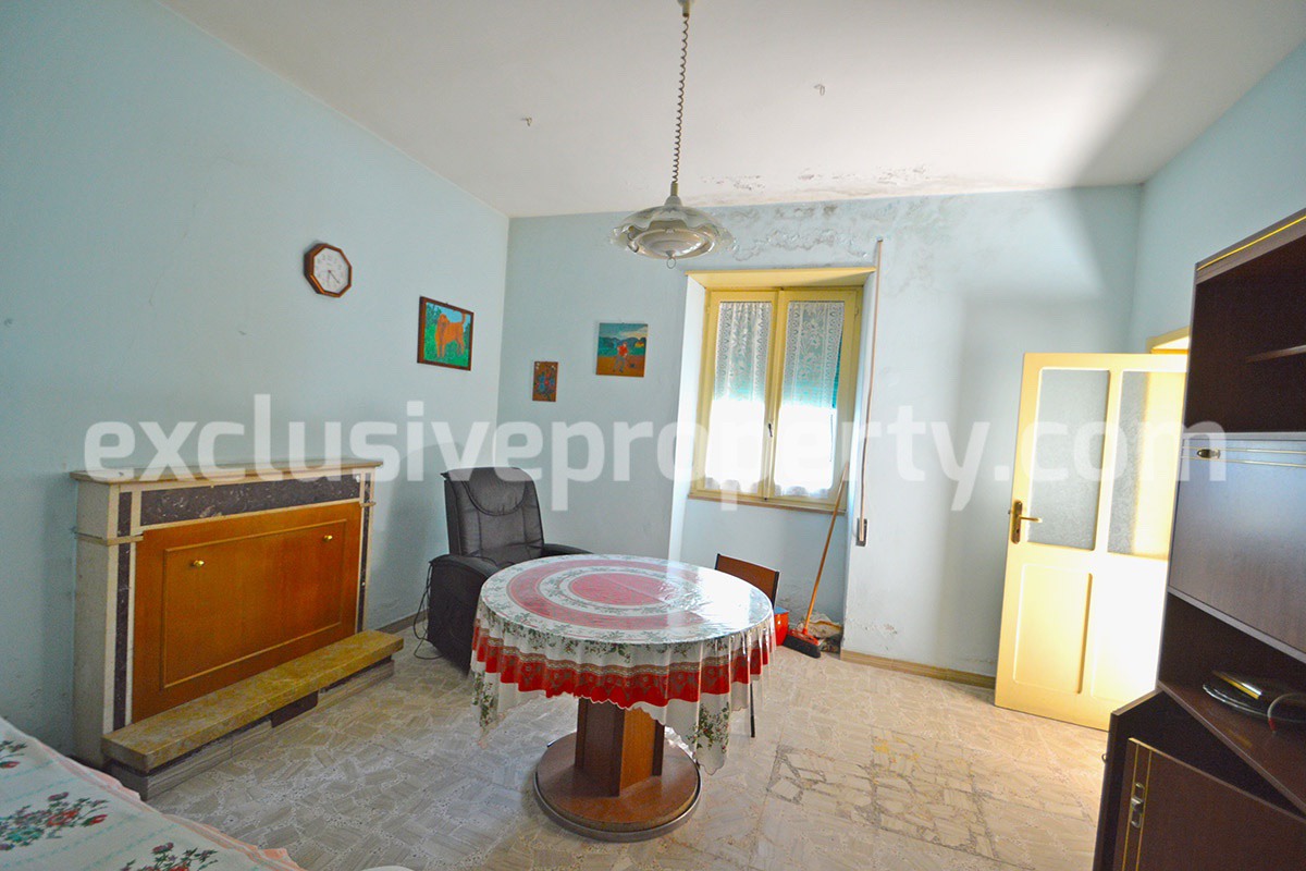 Spacious house with land and garage for sale in the Abruzzo Region 10