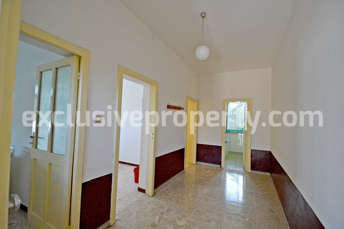 Spacious house with land and garage for sale in the Abruzzo Region