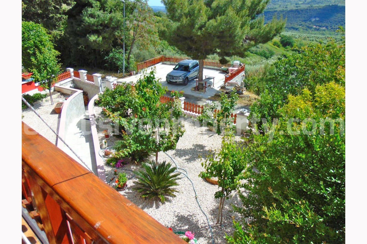 Characteristic villa with terrace and land for sale in the countryside of Roccascalegna - Abruzzo