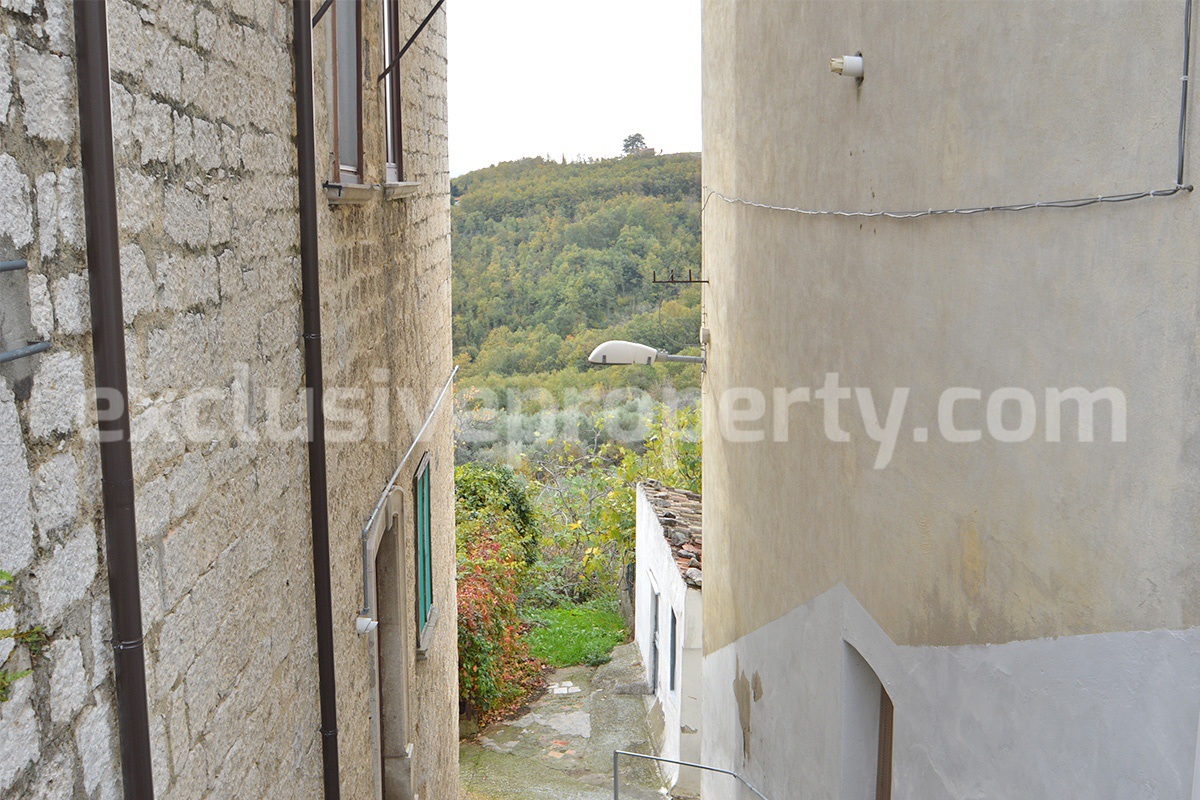 Stone house in perfect condition and garden for sale in Molise - Italy