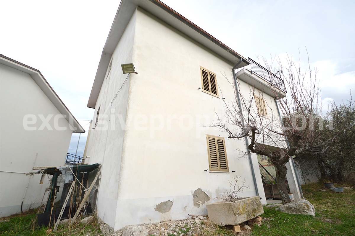 Country property with two buildings and land with olive trees for sale in Italy - Abruzzo