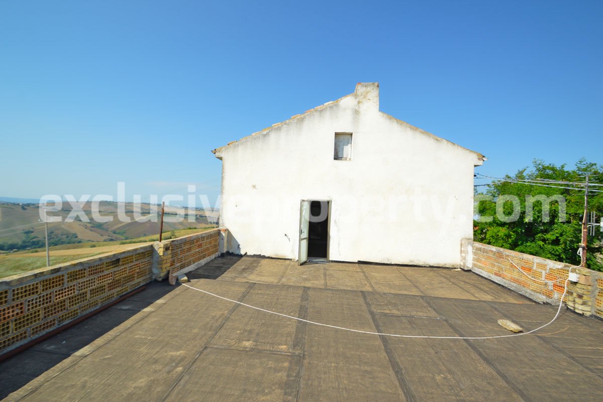 Detached house with land and large terrace valley view for sale in Italy