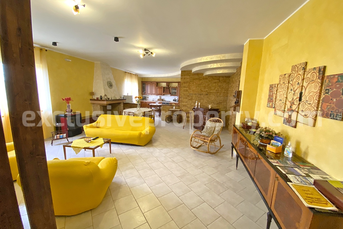 Beautiful Villa for sale in Italy with garden and sea view - close to the beaches