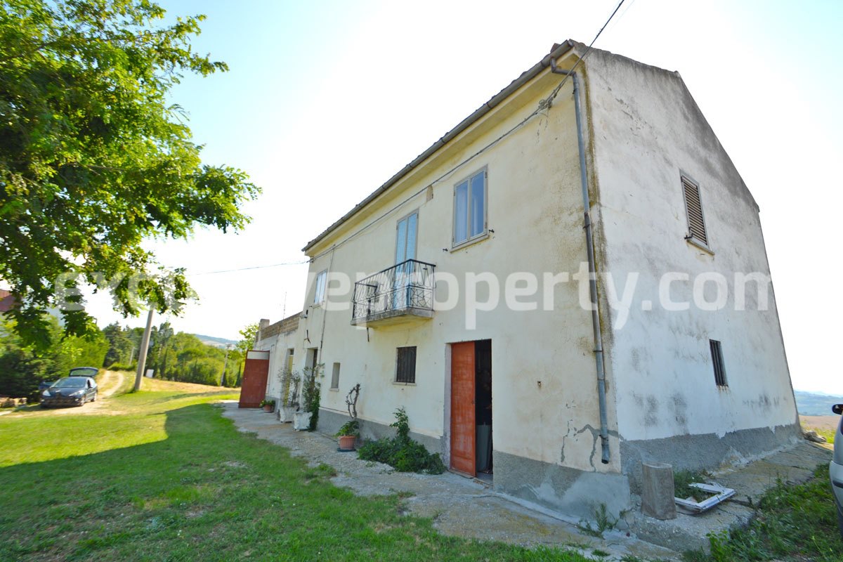 Detached house with land and large terrace valley view for sale in Italy 4