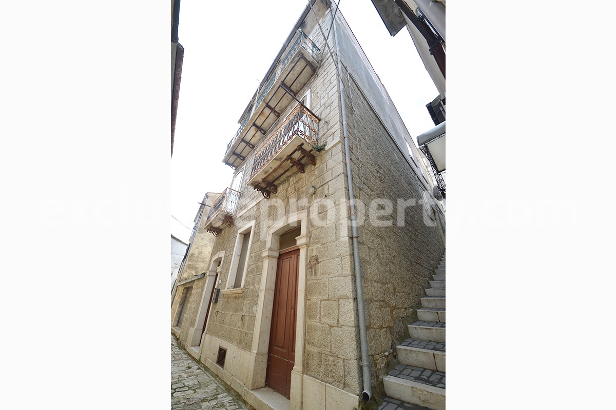 Old spacious stone house with garage and terrace - cheap for sale in Italy - Molise